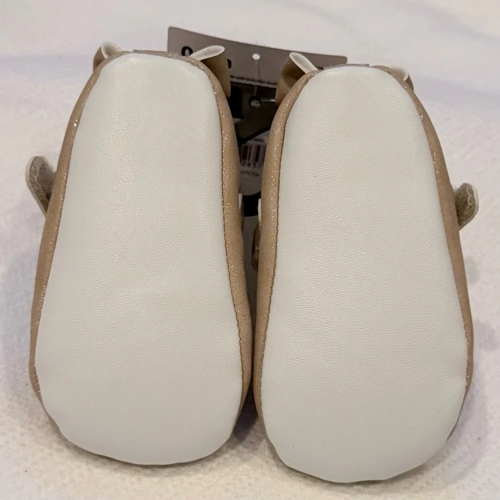 Carter’s Child of Mine infant girl Mary Jane crib shoes size 0-3 months